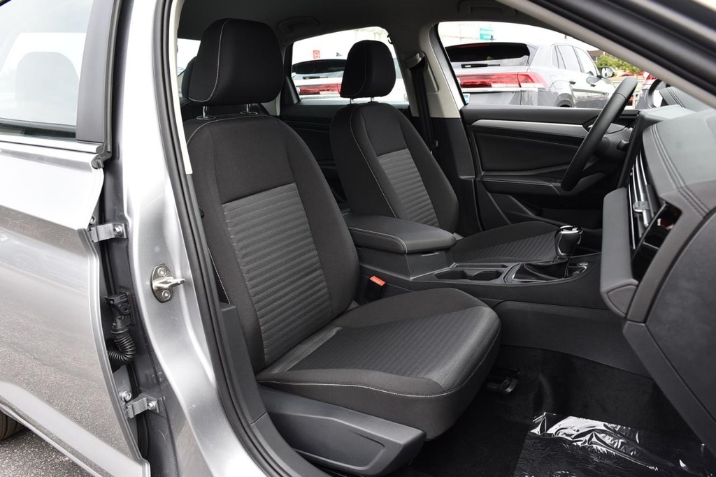 Volkswagen Jetta Vehicle Full-screen Gallery Image 20