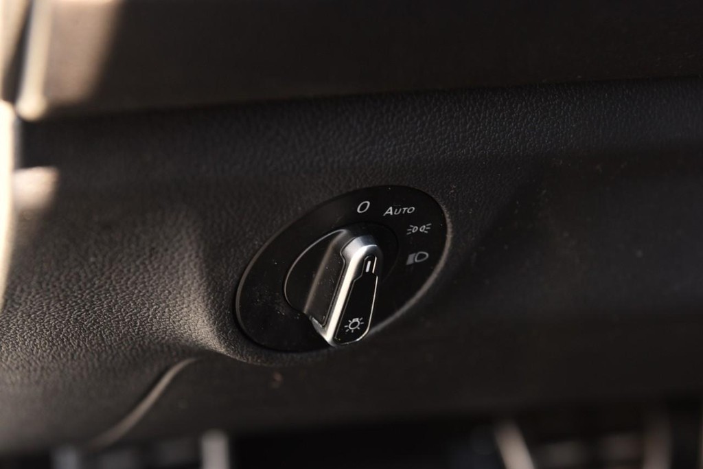 Volkswagen Jetta Vehicle Full-screen Gallery Image 10