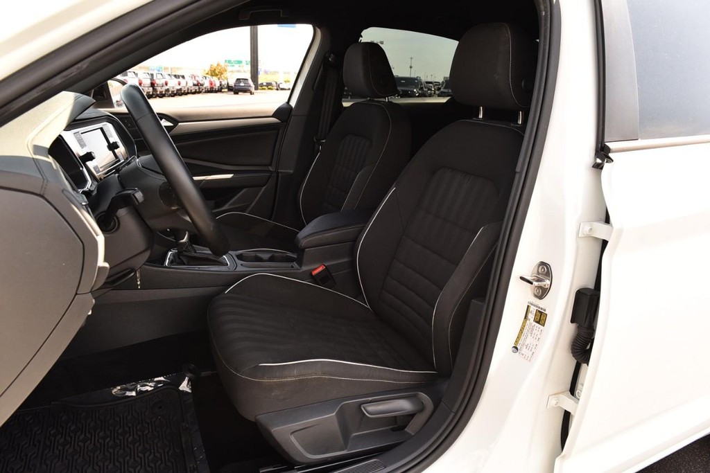 Volkswagen Jetta Vehicle Full-screen Gallery Image 17