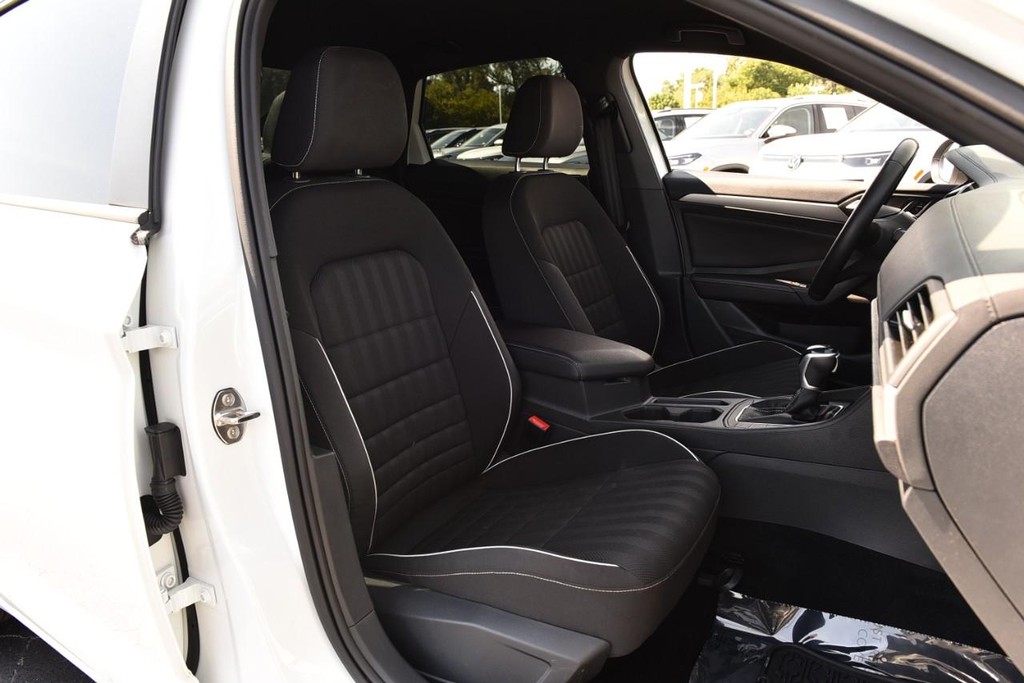 Volkswagen Jetta Vehicle Full-screen Gallery Image 18