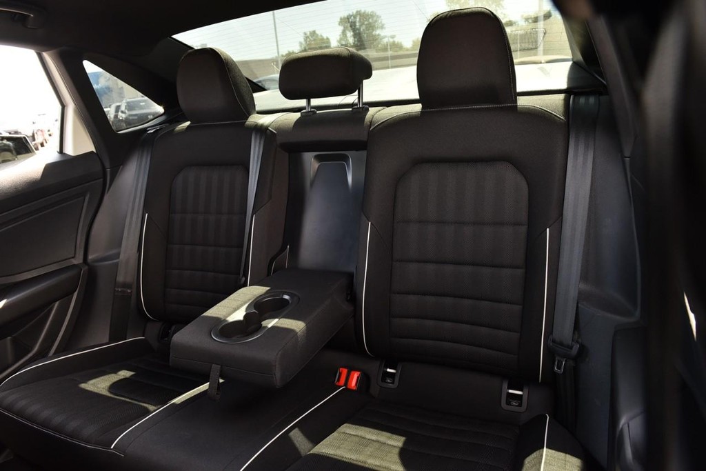 Volkswagen Jetta Vehicle Full-screen Gallery Image 19