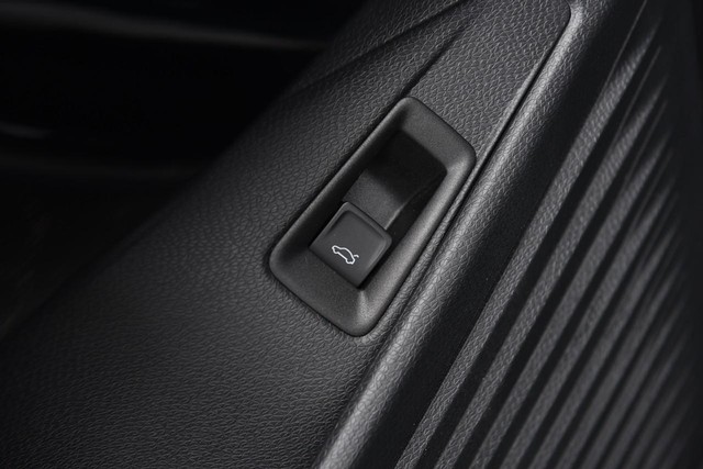 Volkswagen ID.4 Vehicle Image 09