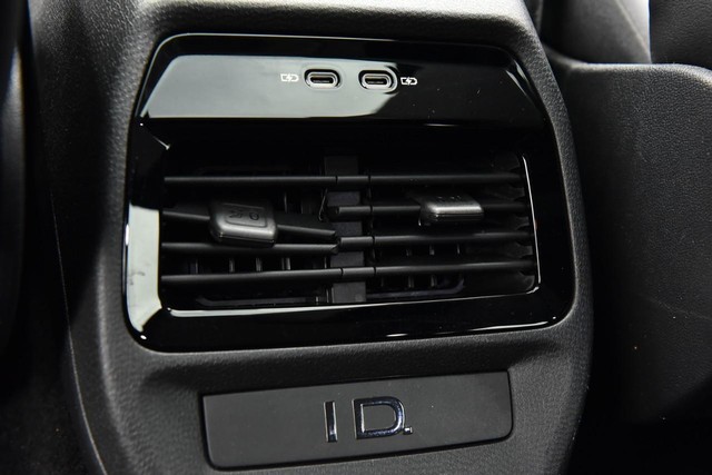 Volkswagen ID.4 Vehicle Image 22