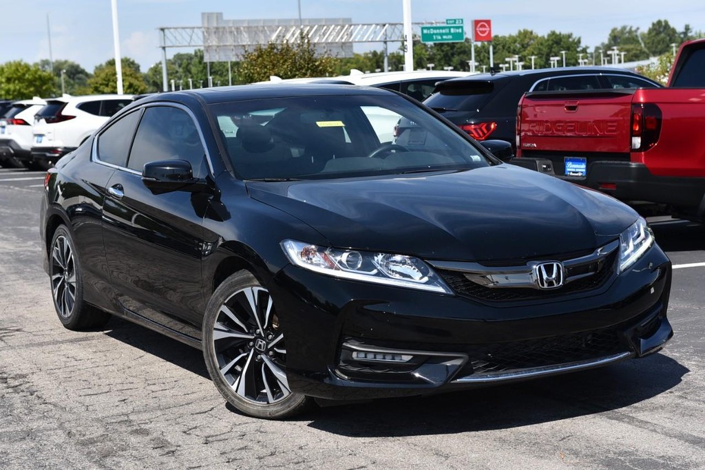 Honda Accord Coupe Vehicle Full-screen Gallery Image 02