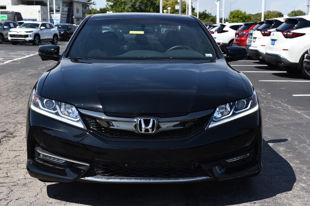 Honda Accord Coupe Vehicle Full-screen Gallery Image 04