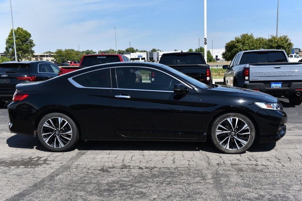 Honda Accord Coupe Vehicle Full-screen Gallery Image 05