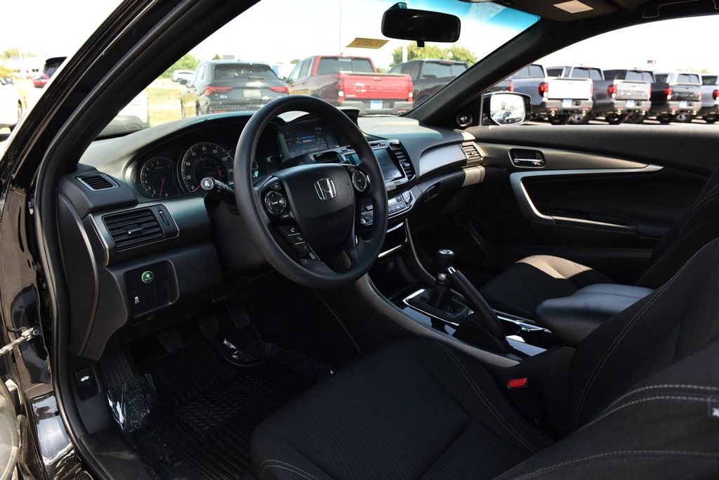 Honda Accord Coupe Vehicle Full-screen Gallery Image 07