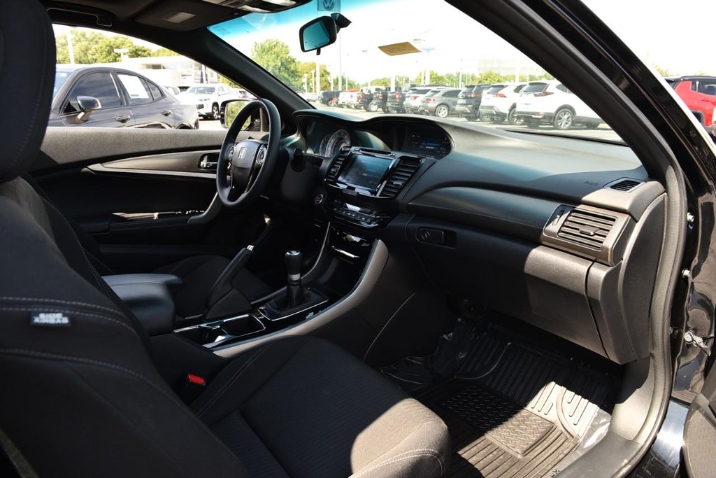Honda Accord Coupe Vehicle Full-screen Gallery Image 08