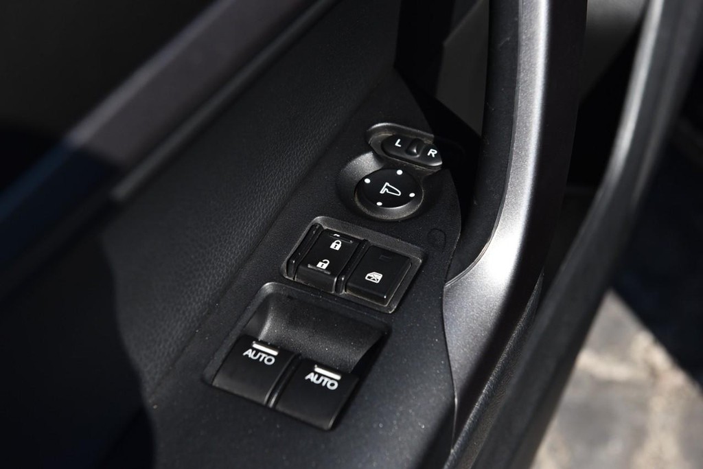 Honda Accord Coupe Vehicle Full-screen Gallery Image 09