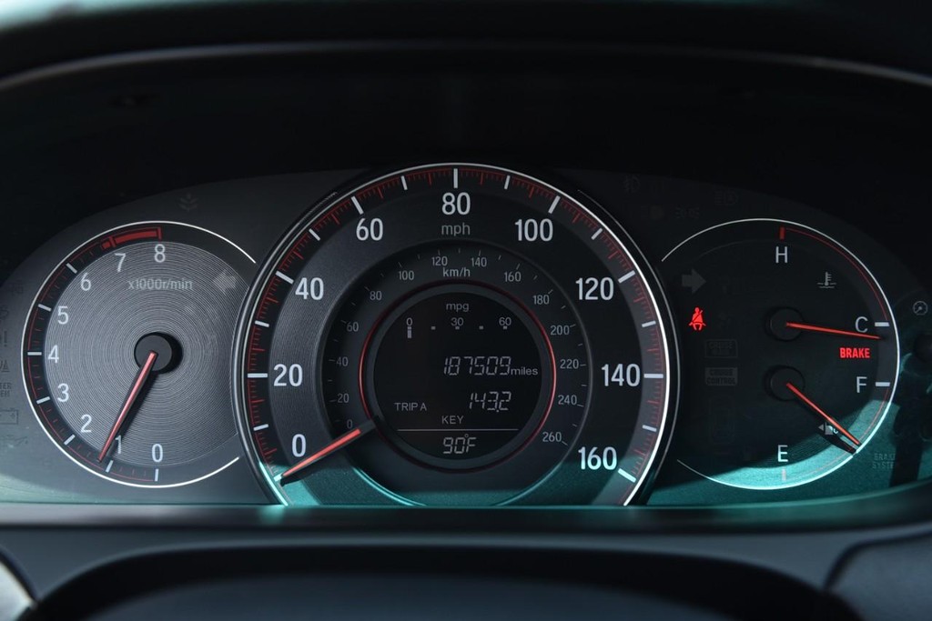 Honda Accord Coupe Vehicle Full-screen Gallery Image 11