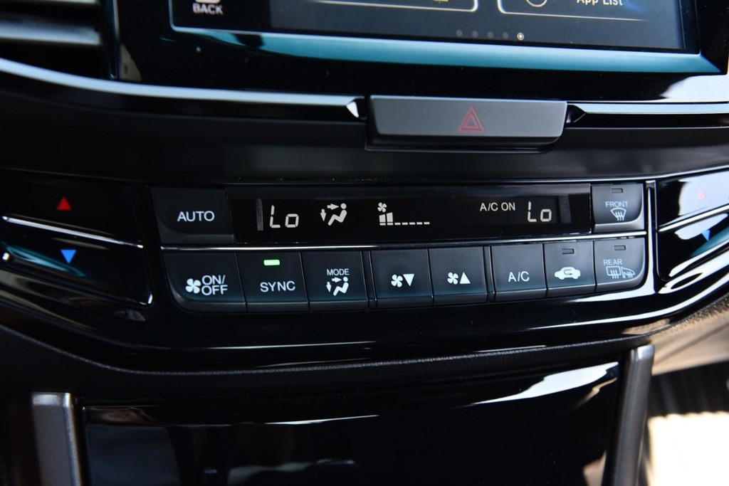 Honda Accord Coupe Vehicle Full-screen Gallery Image 15