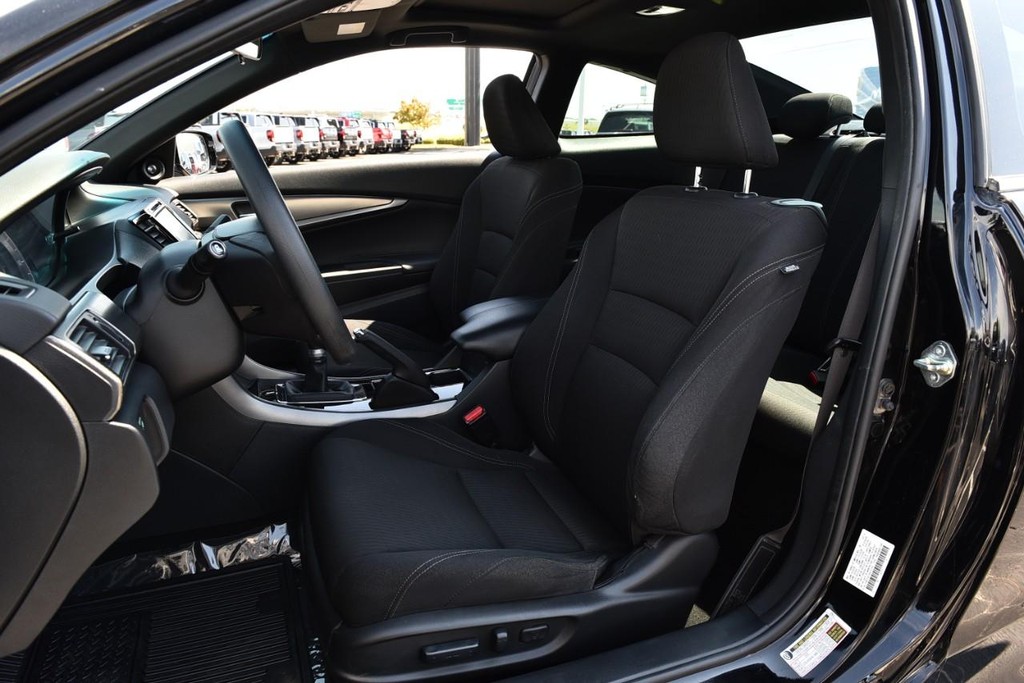 Honda Accord Coupe Vehicle Full-screen Gallery Image 20