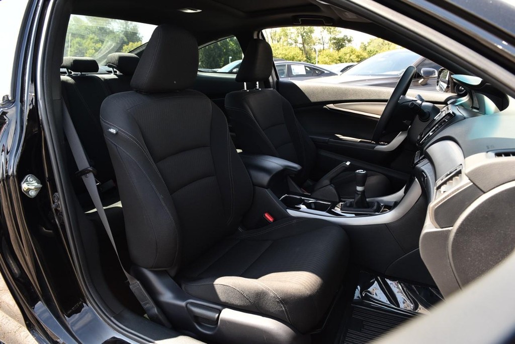 Honda Accord Coupe Vehicle Full-screen Gallery Image 21