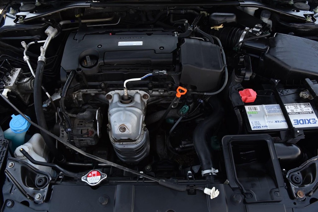 Honda Accord Coupe Vehicle Full-screen Gallery Image 25