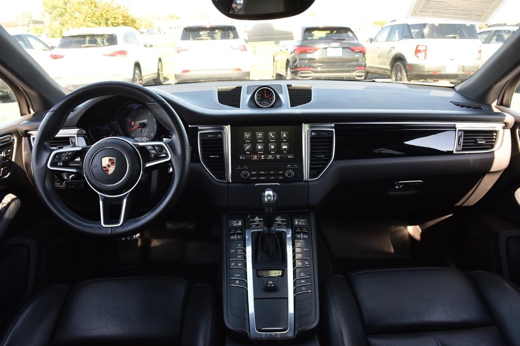 Porsche Macan Vehicle Full-screen Gallery Image 7