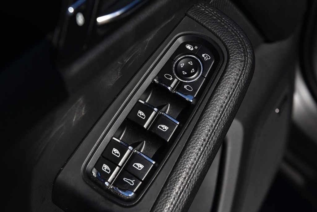 Porsche Macan Vehicle Full-screen Gallery Image 8