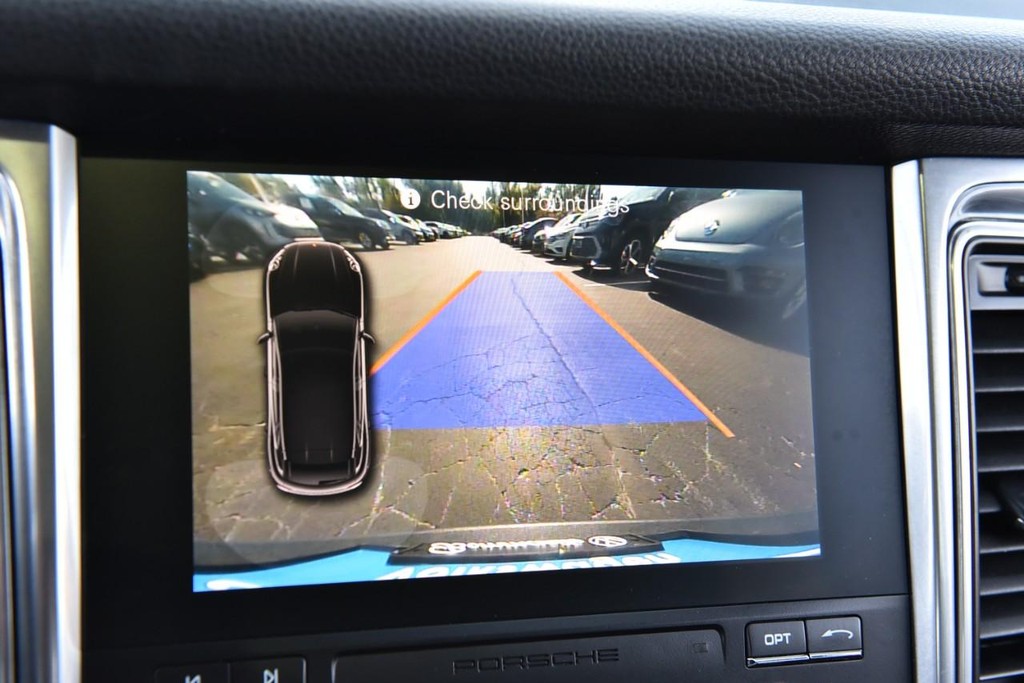 Porsche Macan Vehicle Full-screen Gallery Image 14
