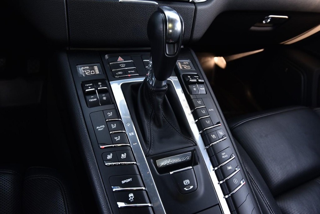 Porsche Macan Vehicle Full-screen Gallery Image 16