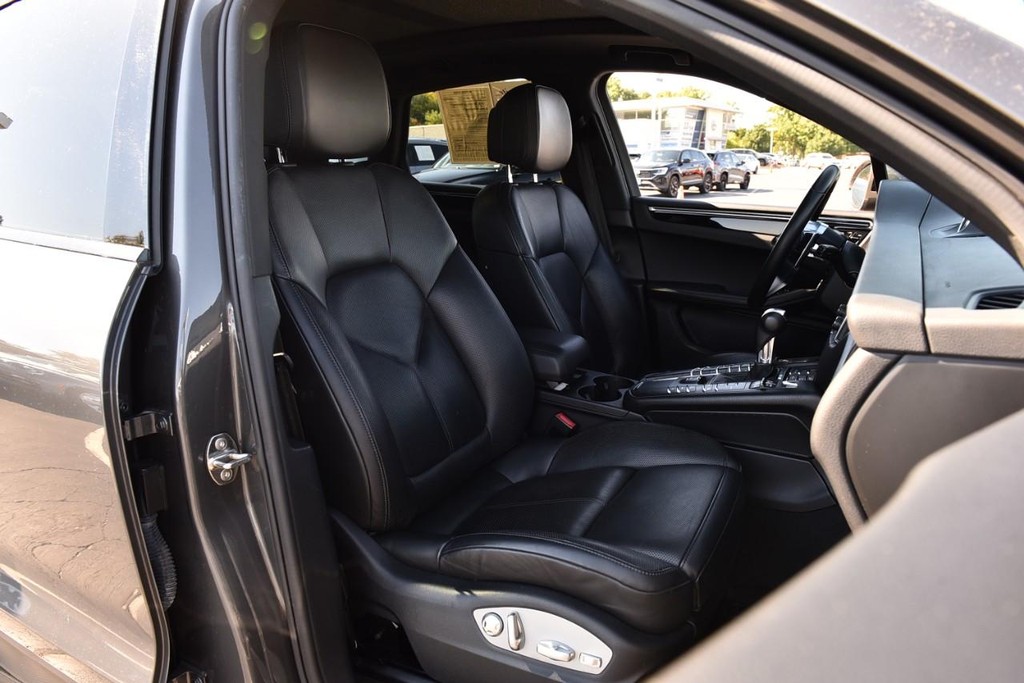 Porsche Macan Vehicle Full-screen Gallery Image 19