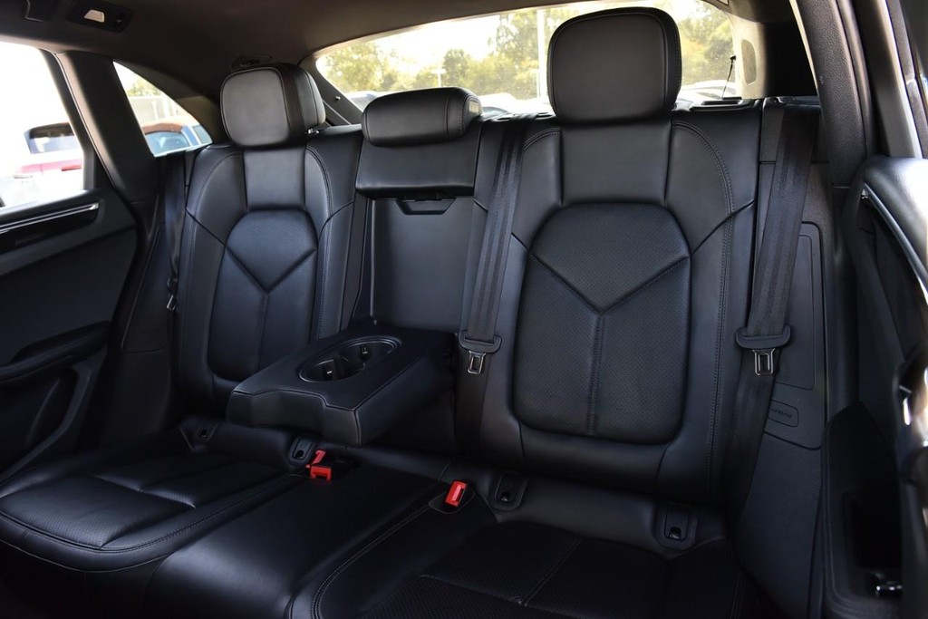 Porsche Macan Vehicle Full-screen Gallery Image 21