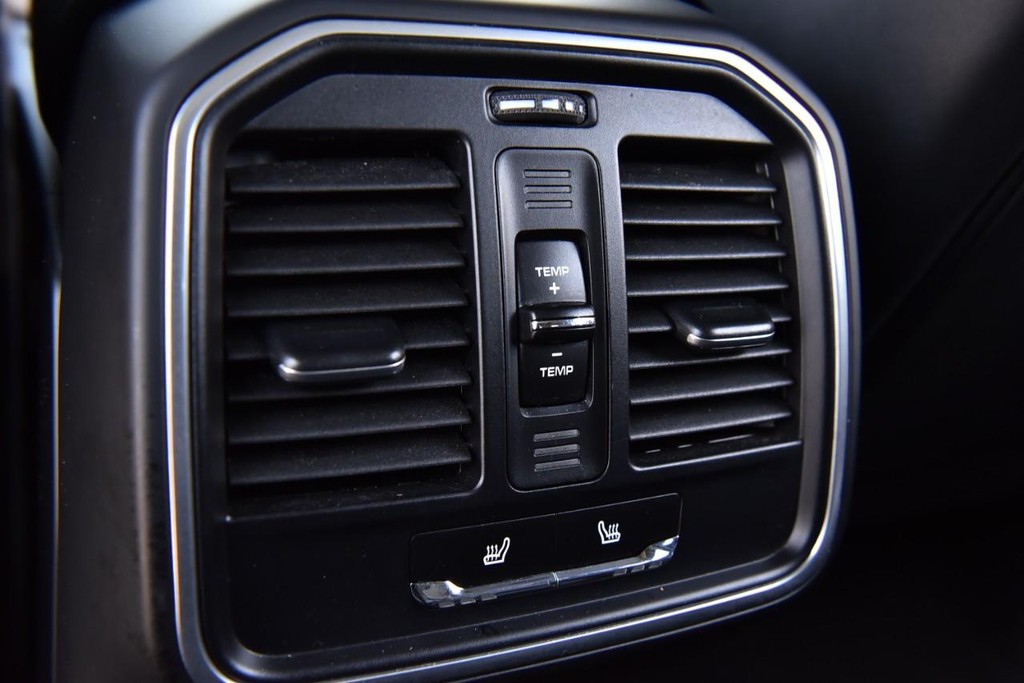 Porsche Macan Vehicle Full-screen Gallery Image 22