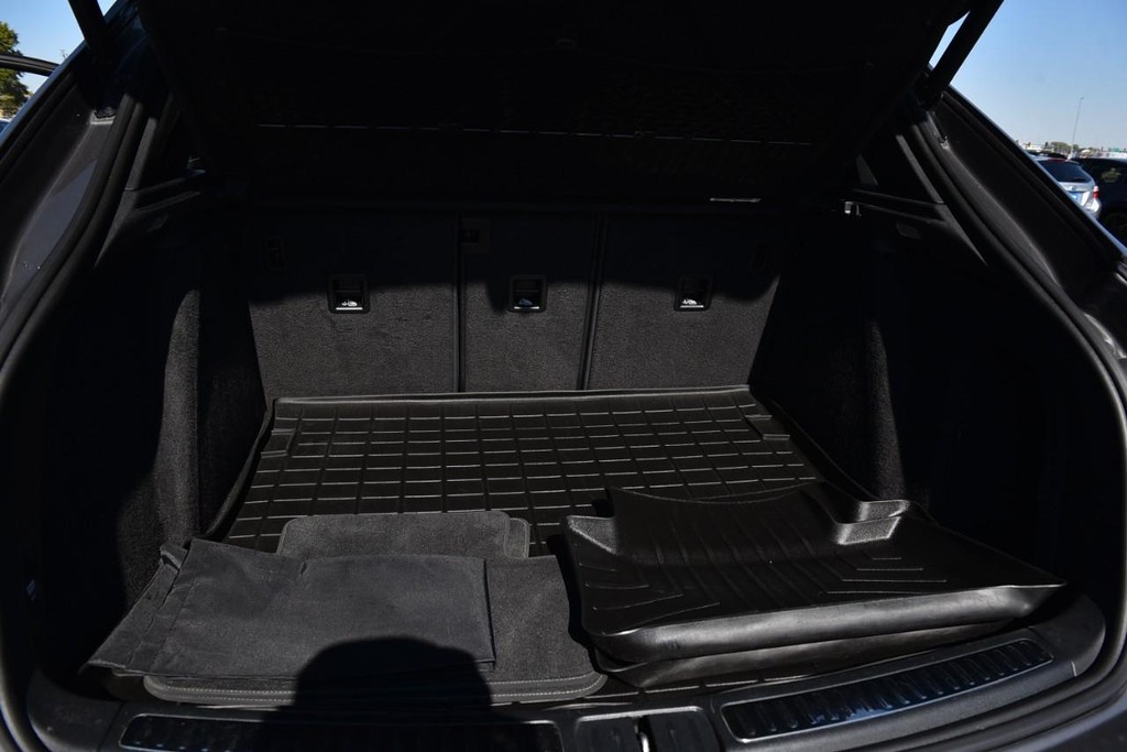 Porsche Macan Vehicle Full-screen Gallery Image 24