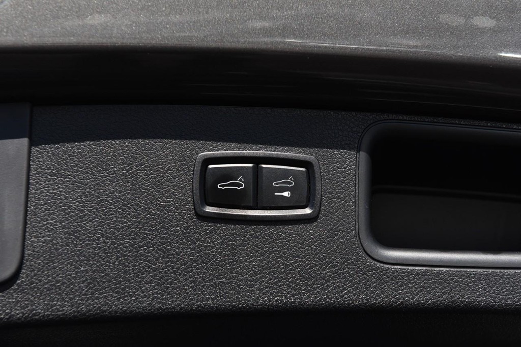 Porsche Macan Vehicle Full-screen Gallery Image 25