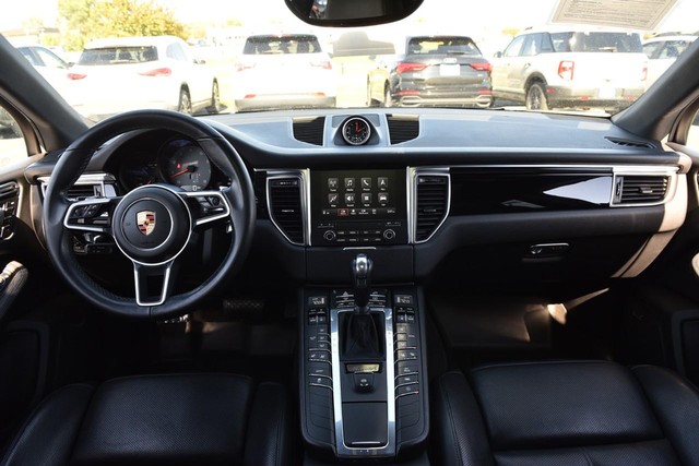 Porsche Macan Vehicle Image 07