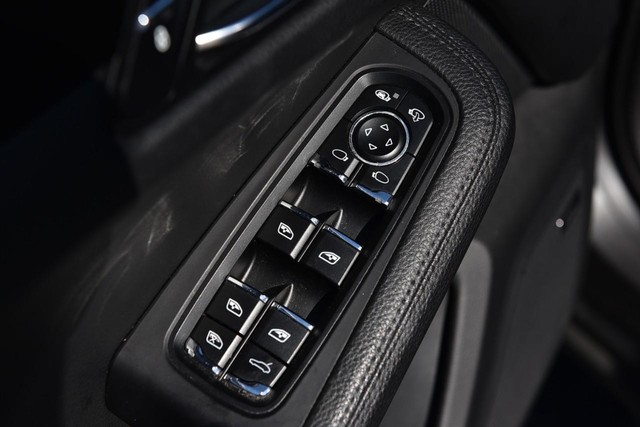 Porsche Macan Vehicle Image 08