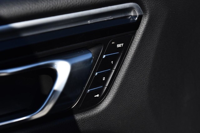 Porsche Macan Vehicle Image 10