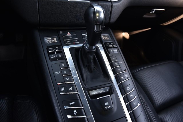 Porsche Macan Vehicle Image 16