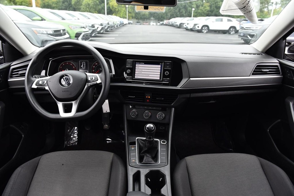 Volkswagen Jetta Vehicle Full-screen Gallery Image 7
