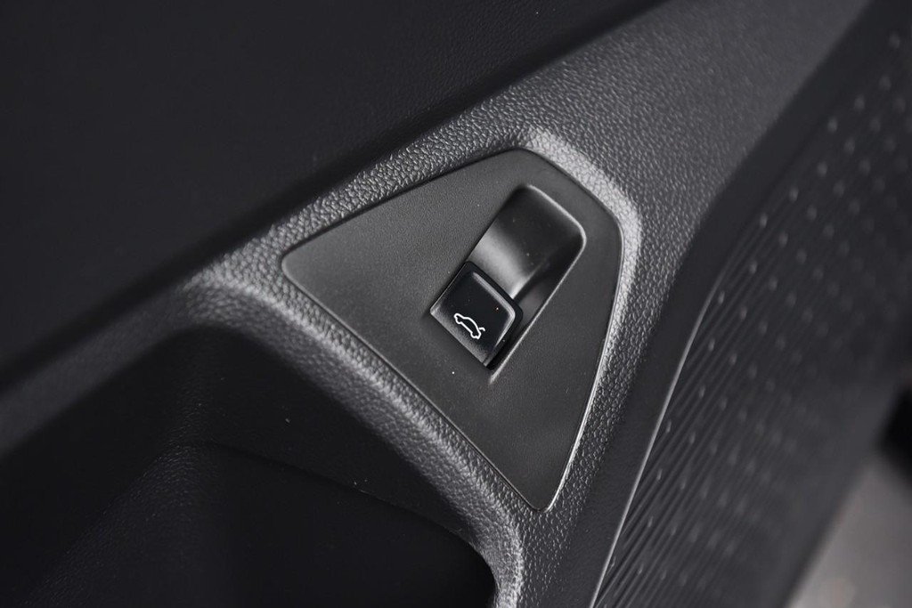 Volkswagen Jetta Vehicle Full-screen Gallery Image 9