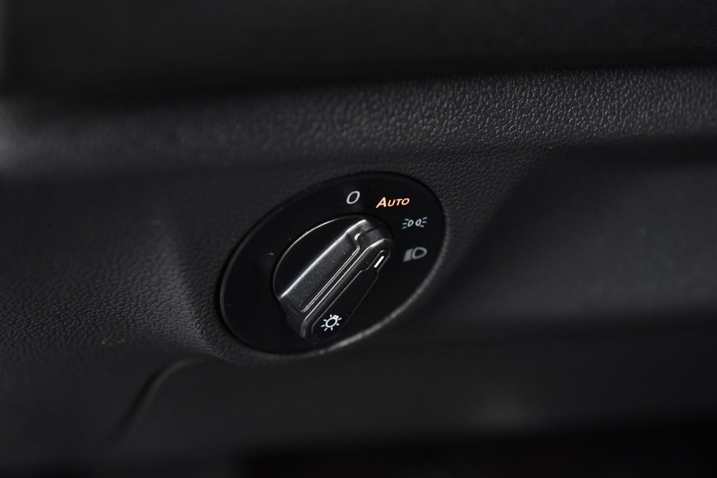Volkswagen Jetta Vehicle Full-screen Gallery Image 11