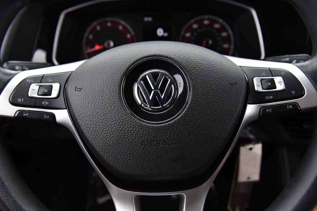 Volkswagen Jetta Vehicle Full-screen Gallery Image 17