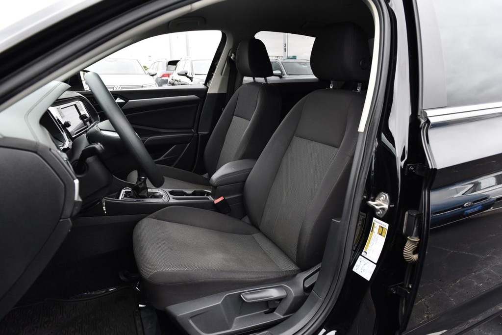 Volkswagen Jetta Vehicle Full-screen Gallery Image 18