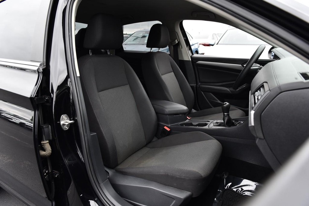 Volkswagen Jetta Vehicle Full-screen Gallery Image 19