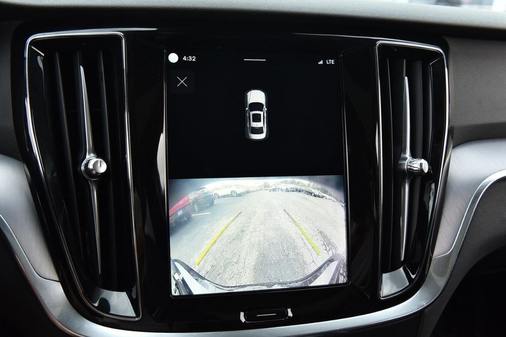 Volvo S60 Vehicle Full-screen Gallery Image 14