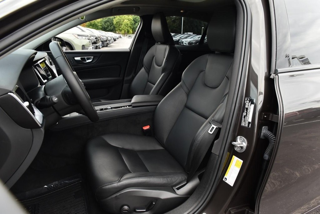Volvo S60 Vehicle Full-screen Gallery Image 19