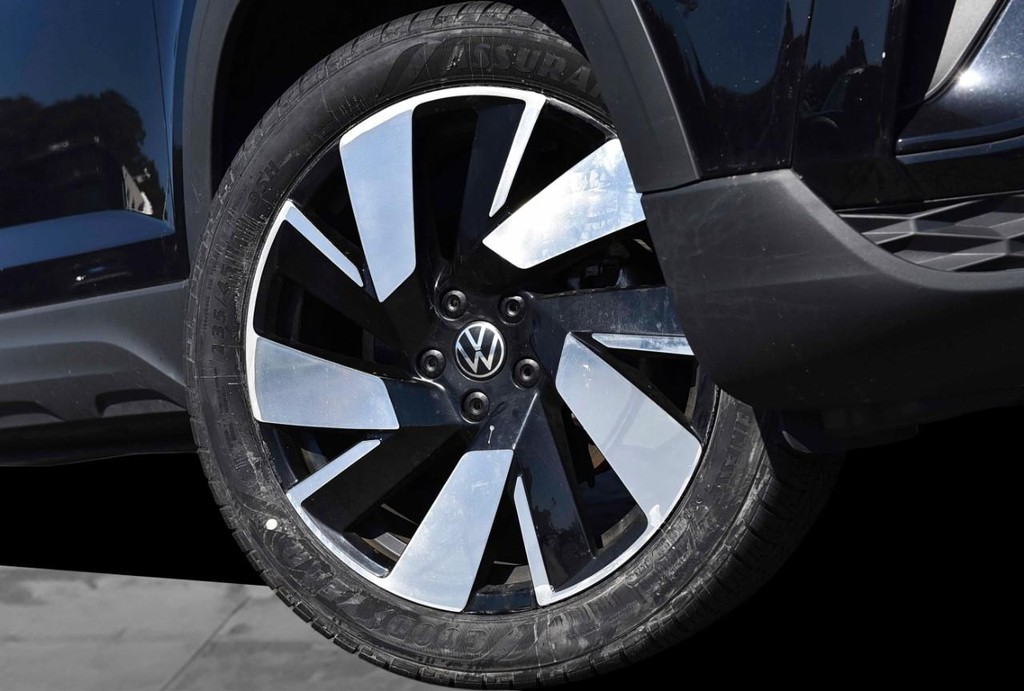 Volkswagen Taos Vehicle Full-screen Gallery Image 3