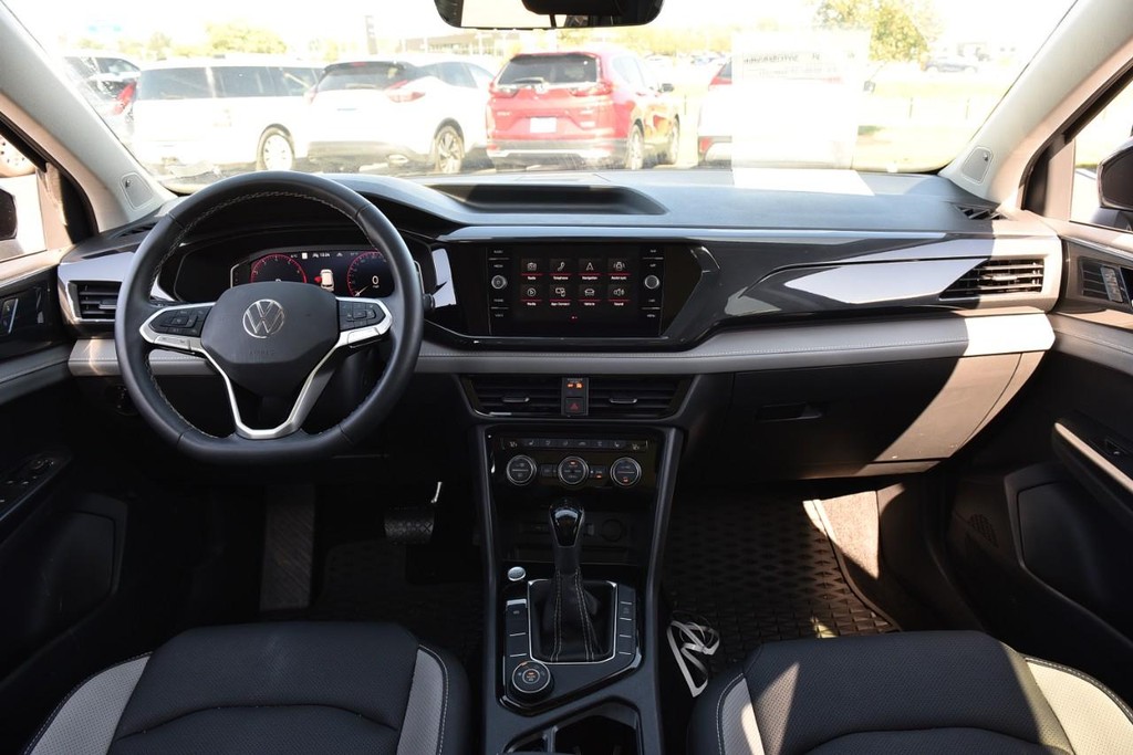 Volkswagen Taos Vehicle Full-screen Gallery Image 7