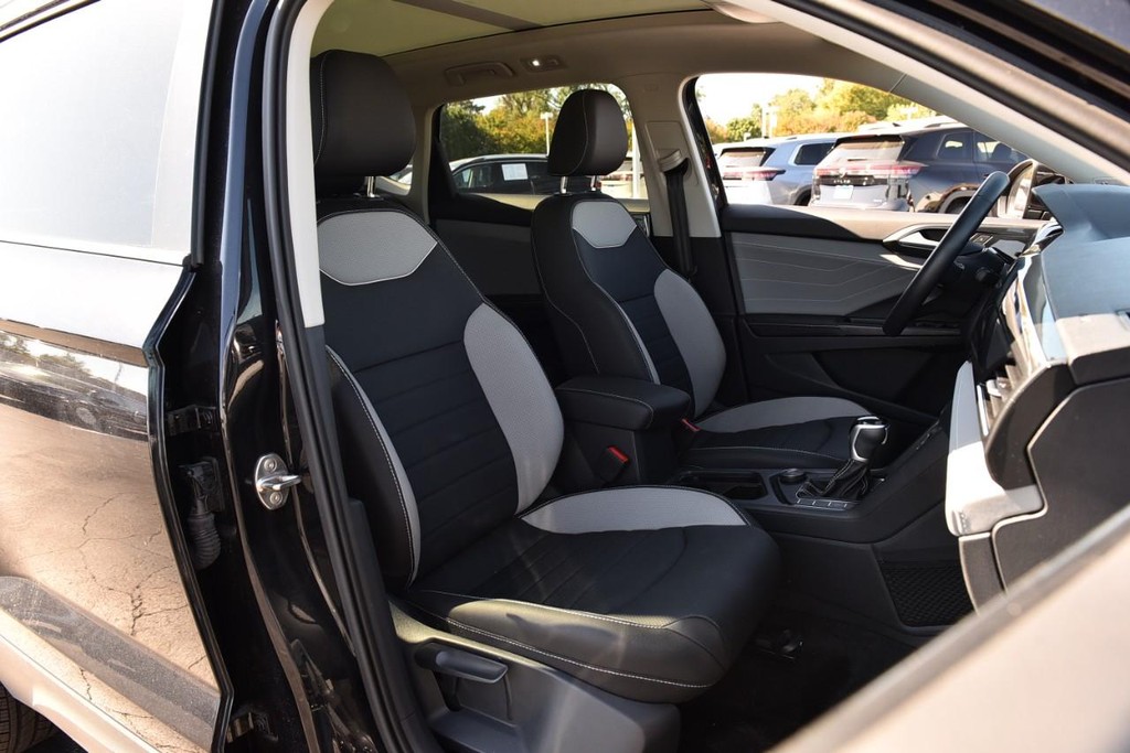 Volkswagen Taos Vehicle Full-screen Gallery Image 21