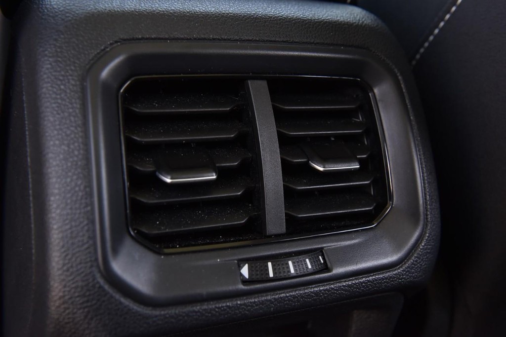 Volkswagen Taos Vehicle Full-screen Gallery Image 24