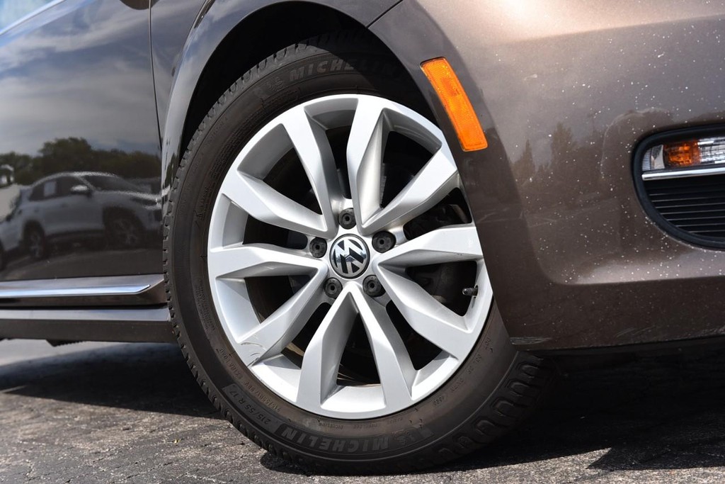 Volkswagen Beetle Convertible Vehicle Full-screen Gallery Image 3