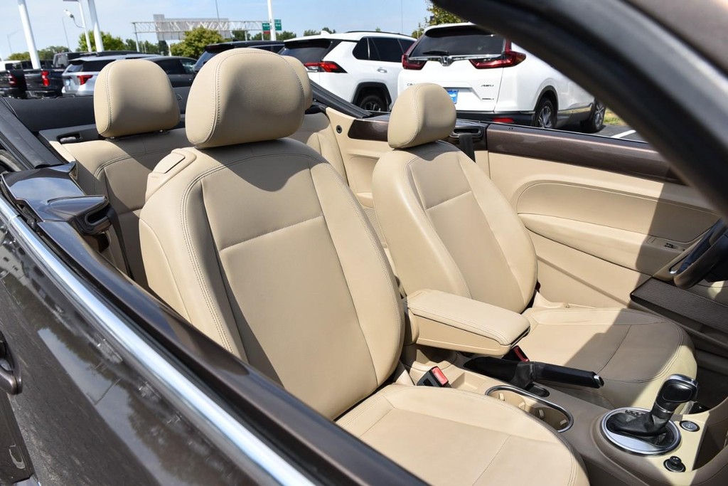 Volkswagen Beetle Convertible Vehicle Full-screen Gallery Image 8