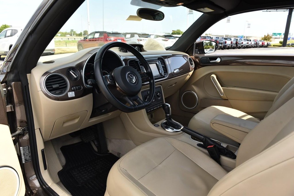 Volkswagen Beetle Convertible Vehicle Full-screen Gallery Image 9