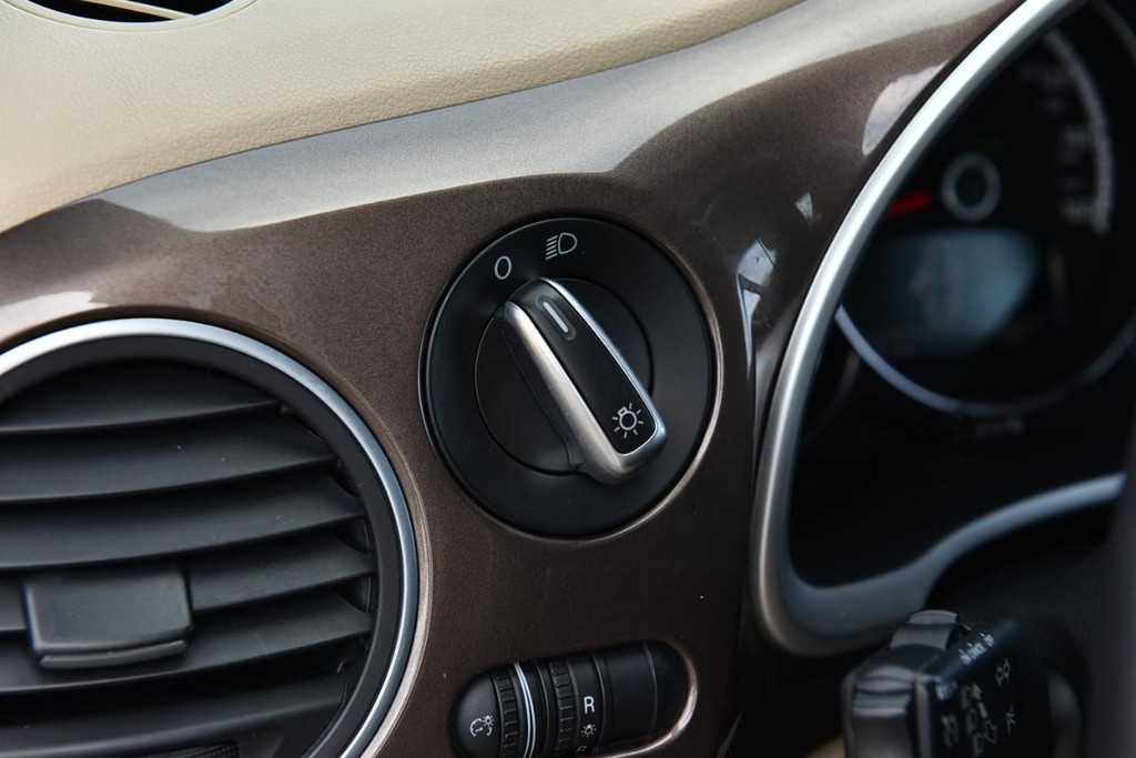 Volkswagen Beetle Convertible Vehicle Full-screen Gallery Image 13