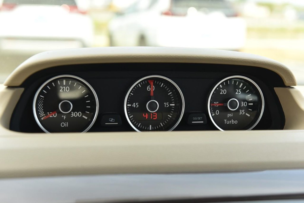 Volkswagen Beetle Convertible Vehicle Full-screen Gallery Image 15