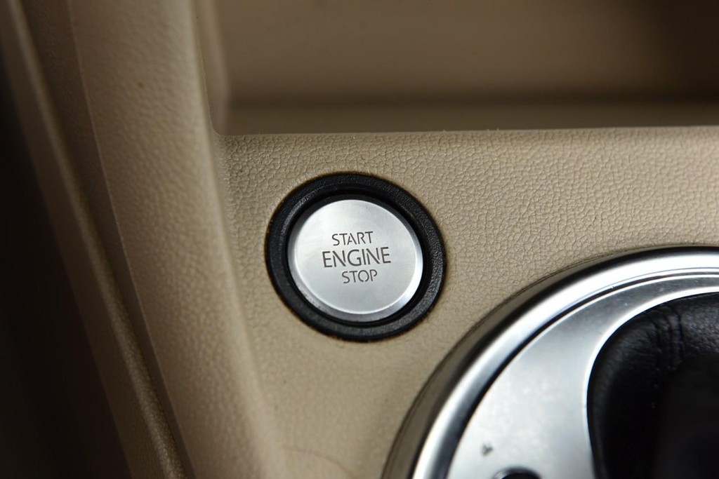 Volkswagen Beetle Convertible Vehicle Full-screen Gallery Image 18