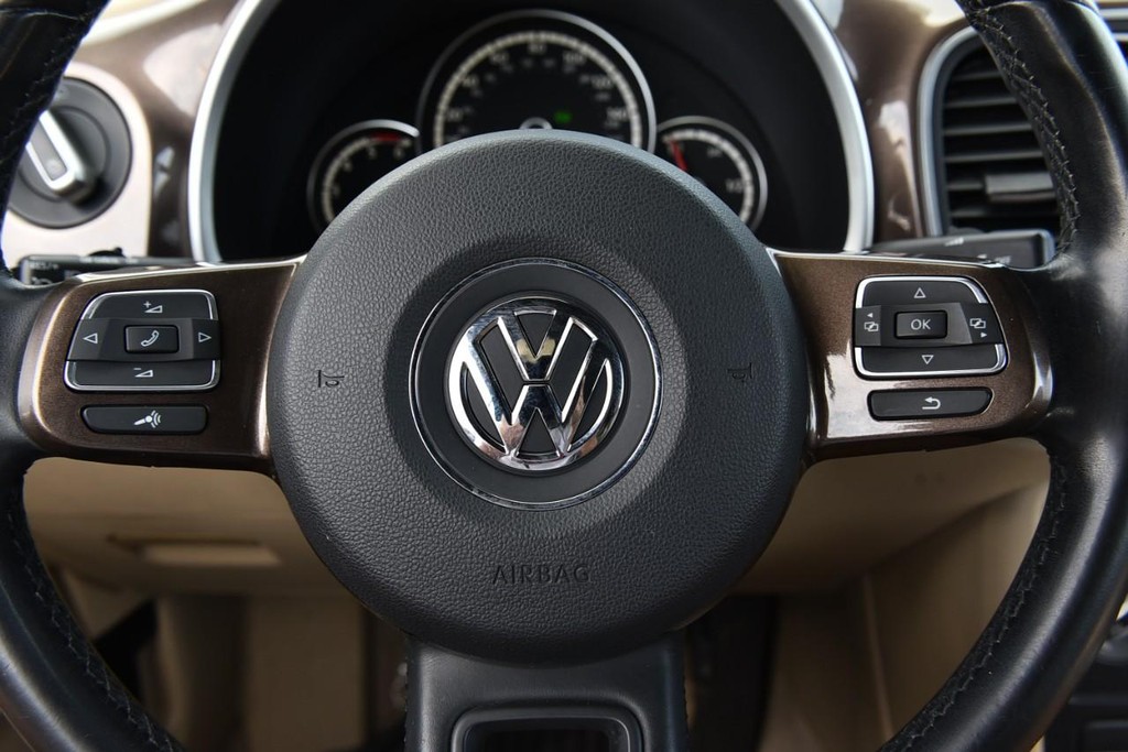 Volkswagen Beetle Convertible Vehicle Full-screen Gallery Image 19